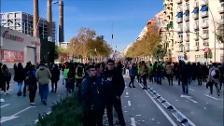 Manifestantes en Estaciò de França y Paral.lel tras las cargas policiales