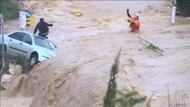 El rescate extremo de un hombre atrapado en el techo de su coche en mitad de la riada