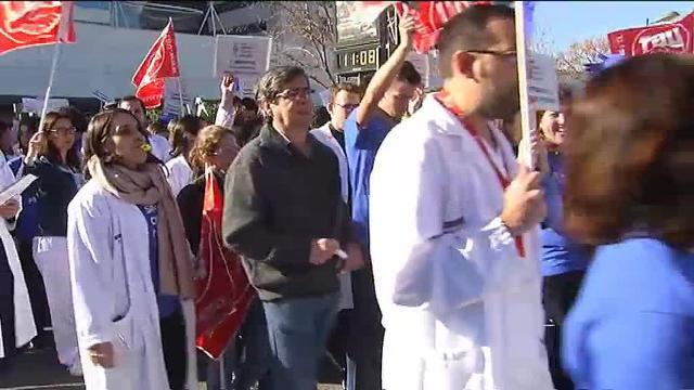 Decenas de investigadores se concentran a las puertas del Hospital La Fe para reclamar más estabilidad laboral