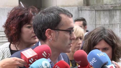 Los parlamentarios de EH BILDU, Jone Goirizelaia (i) y Julen Arzuaga (d)