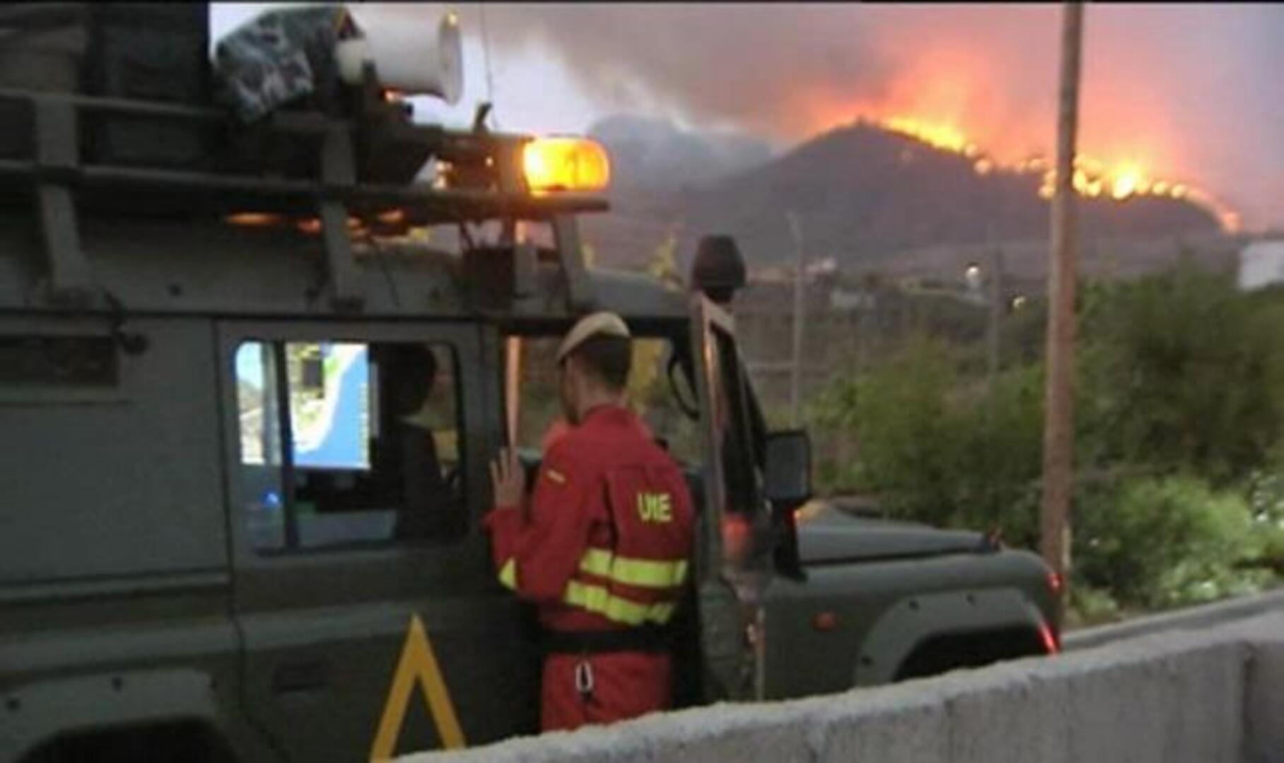 El fuego en Tenerife afecta a 1.200 hectáreas y obliga a desalojos por prevención