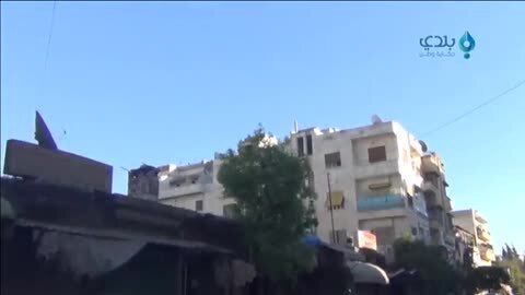Un trabajador de los cascos blancos se derrumba al rescatar un bebé de 30 días tras un bombardeo en Siria