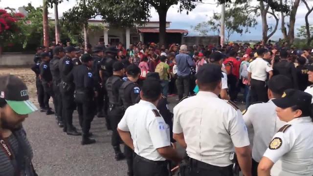 Trump planea prohibir la entrada de migrantes en la frontera sur de EEUU