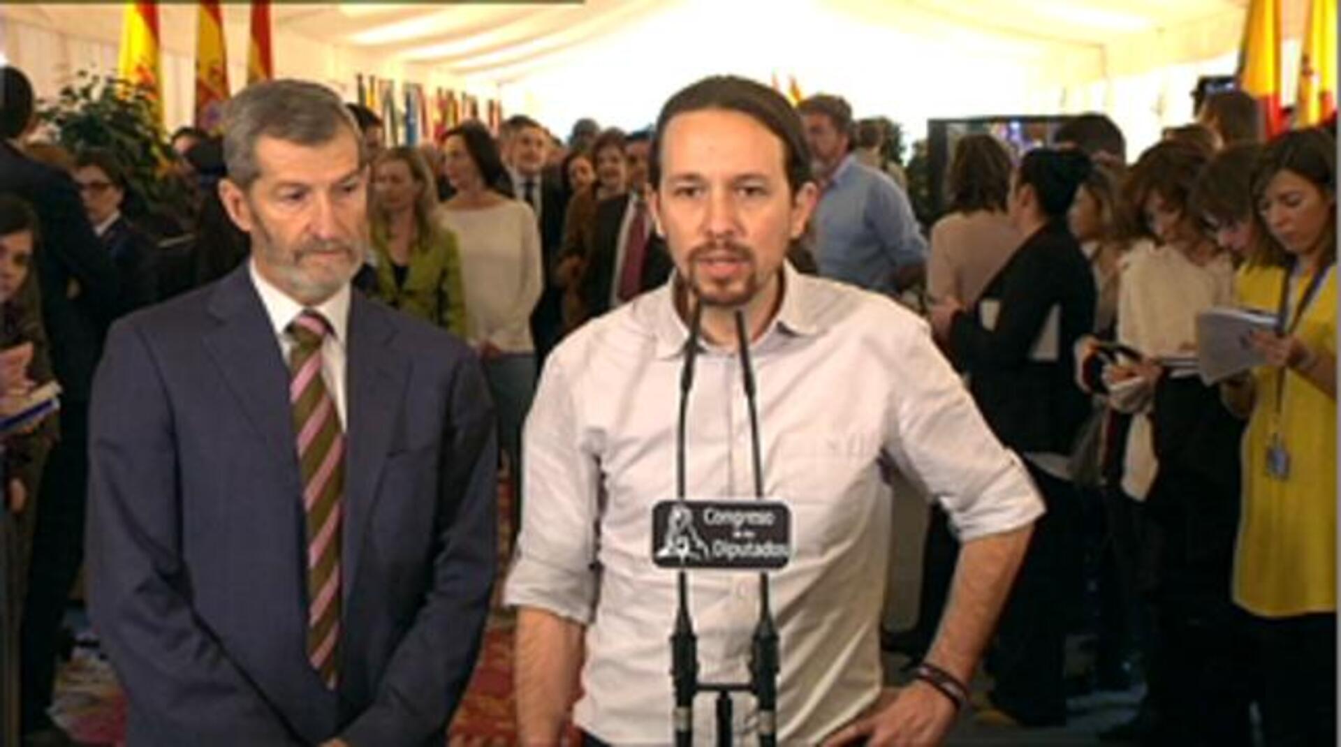 El presidente del Congreso, Jesús Posada, saluda al líder de Podemos, Pablo Iglesias, a su llegada al hemiciclo