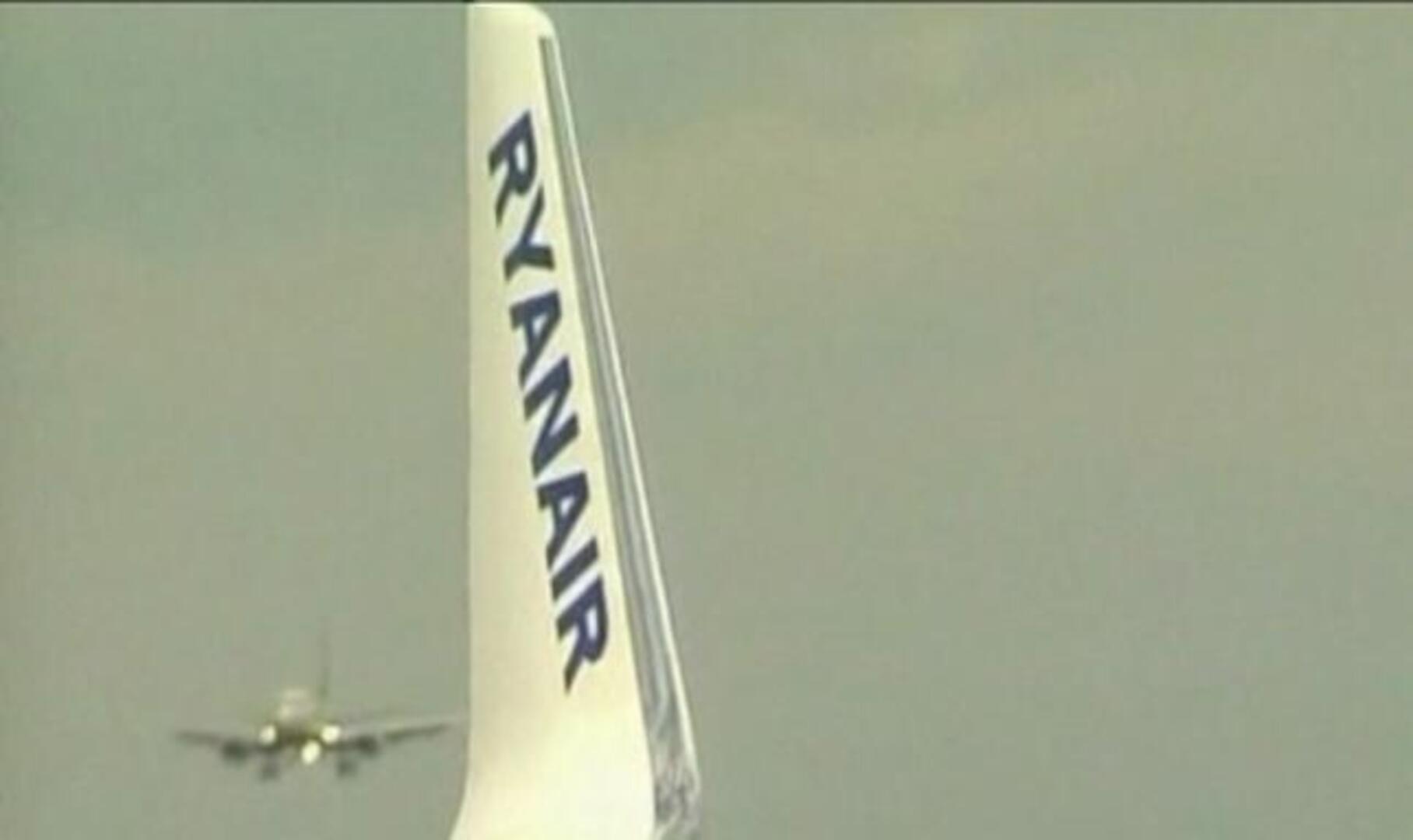 Un avión de Ryanair que iba de Bristol a Reus aterriza en El Prat por problemas en un motor