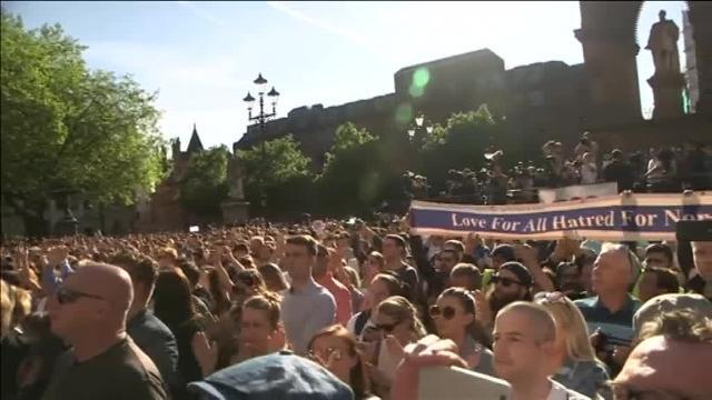 Salman Abedi (izda), en una imagen publicada hoy por el diario «The sun». A la dcha, varias de las víctimas