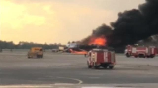 Al menos 13 muertos al incendiarse un avión ruso en pleno vuelo