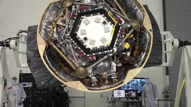 La nave InSight resplandece sobre Marte en su primer &#039;selfie&#039;