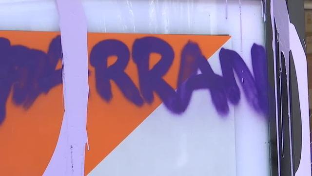 La sede de Ciudadanos en Barcelona aparece con pintadas y cristales rotos