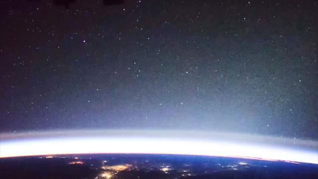 Al fondo a la derecha, relámpagos vistos desde la estación espacial