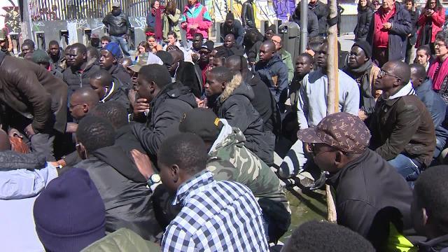 Manteros se concentran en Madrid y piden derogar ley extranjería