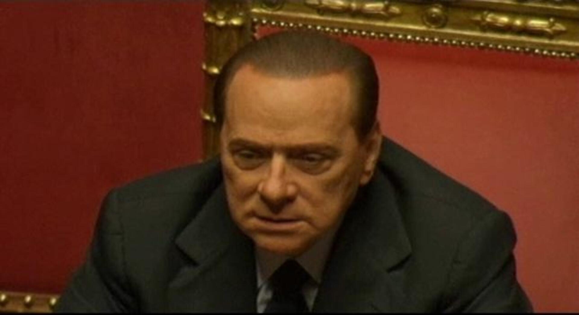 Tres votos salvan a Berlusconi