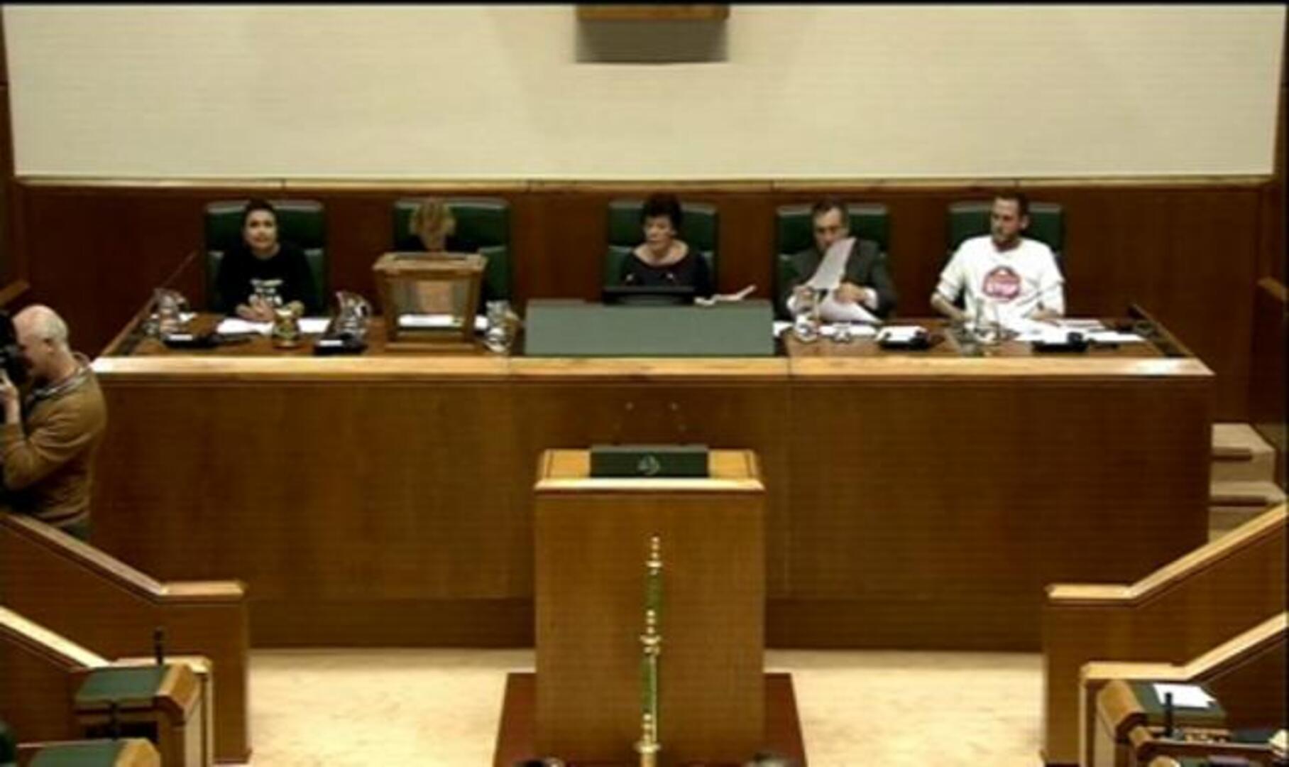 Elecciones vascas 2012: Mención a las víctimas y camisetas «prohibidas» en el nuevo Parlamento vasco