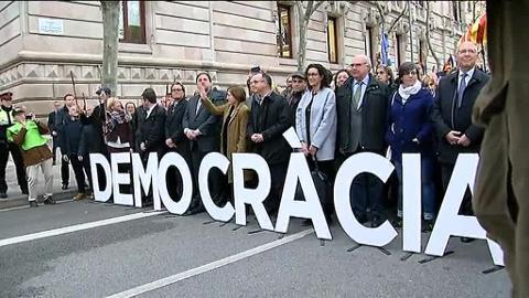 La presidenta del Parlament, Carme Forcadell, arropada por Artur Mas y Oriol Junqueras y diputados de ERC y el PDECat a las puertas del TSJC
