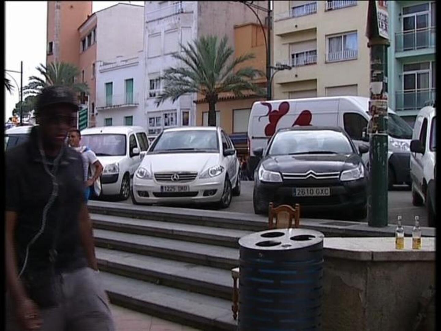 Centenares de turistas extranjeros se enfrentan a la policía en Lloret