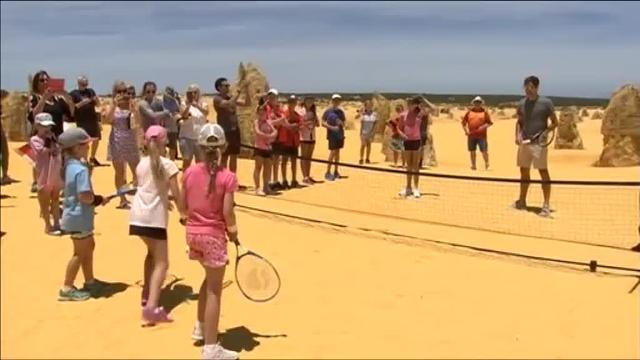 Roger Federer sorprende a una pareja en el día de su boda