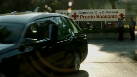 Una joven asiste al funeral celebrado en Ascoli Piceno