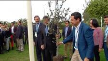 Rajoy planta una encina en Sevilla: «Es un árbol duro y muy español»
