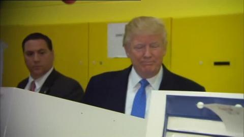 Trump saluda al llegar a su centro de votación