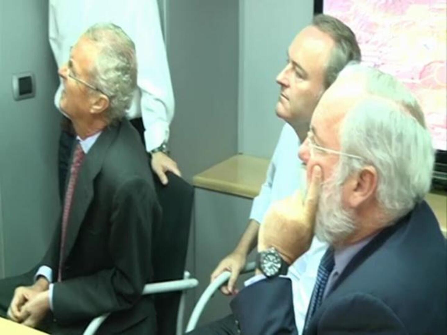 Los equipos de rescate buscan el cadáver del piloto accidentado en el incendio de Valencia