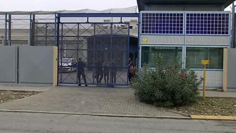 Un grupo de periodistas toma imágenes del CIE de la Zona Franca