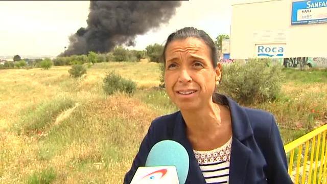 La gran columna de humo negro producida tras las explosiones en el polígono