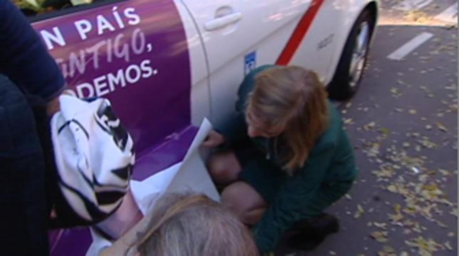 Uno de los taxis que se han ofrecido voluntarios para llevar publidad de Podemos en sus vehículos