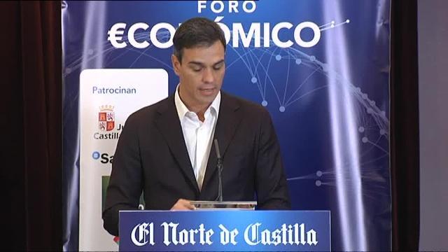 Pedro Sánchez, entre Óscar Puente y Luis Tudanca, antes de comenzar el Foro