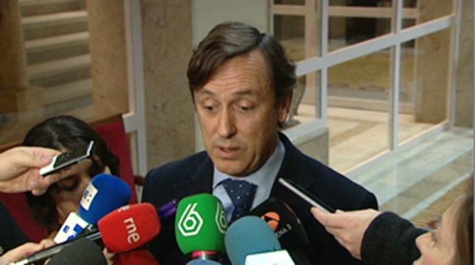 El portavoz del PP en el Congreso, Rafael Hernando, ante los medios
