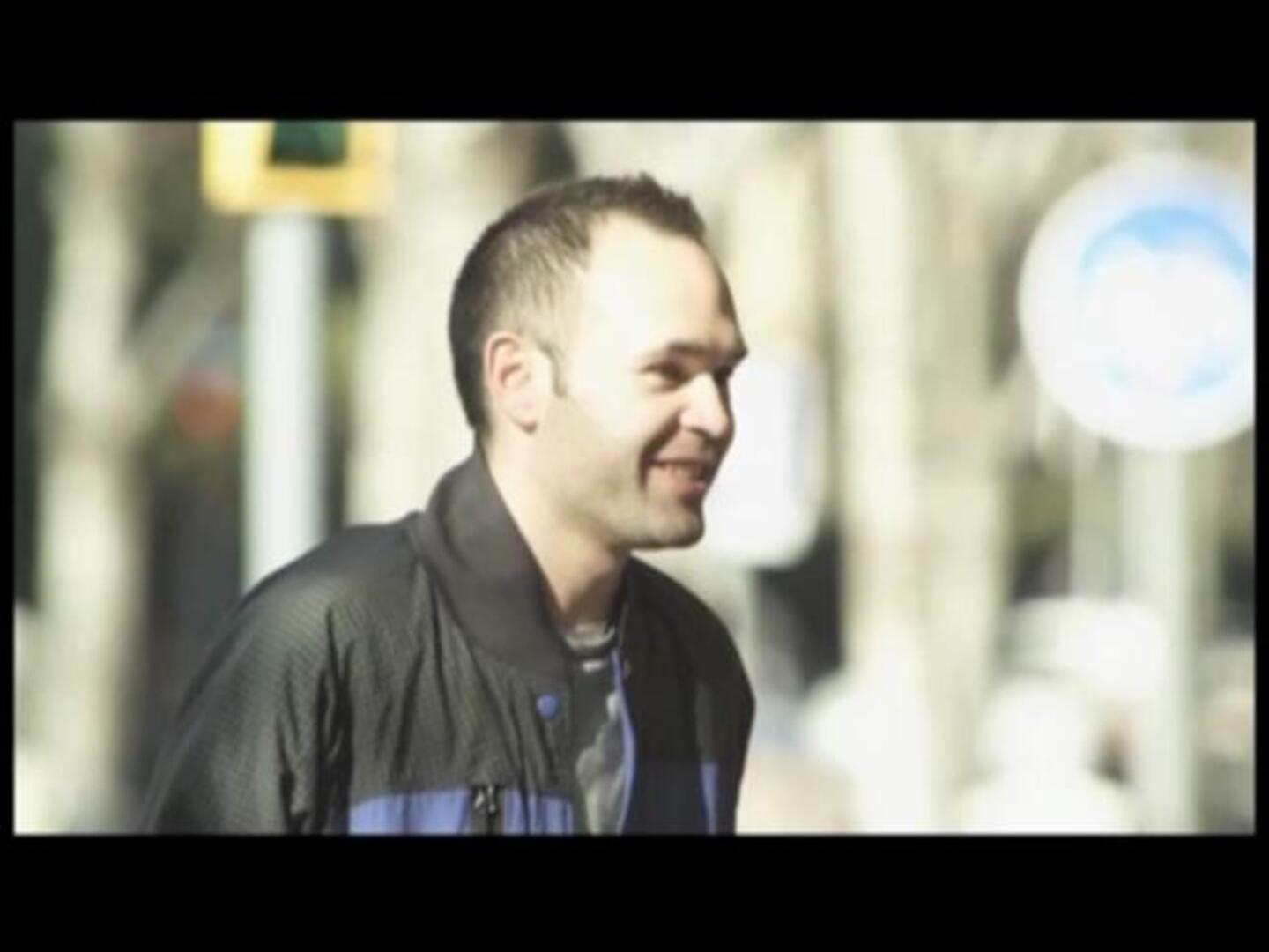 Casillas e Iniesta piden autógrafos por la calle