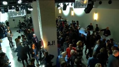 El candidato a liderar la derecha francesa, François Fillon, vota en la segunda vuelta de las primarias de su partido,