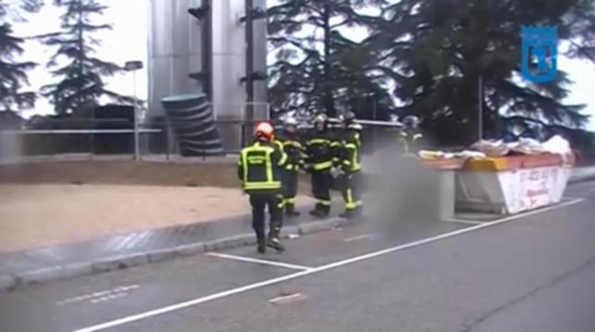 La humareda proviene del interior del Faro de Moncloa