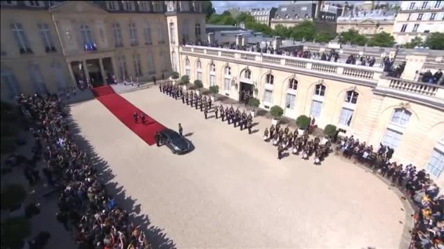 El expresidente francés François Hollande, recibe a su sucesor Emmanuel Macron