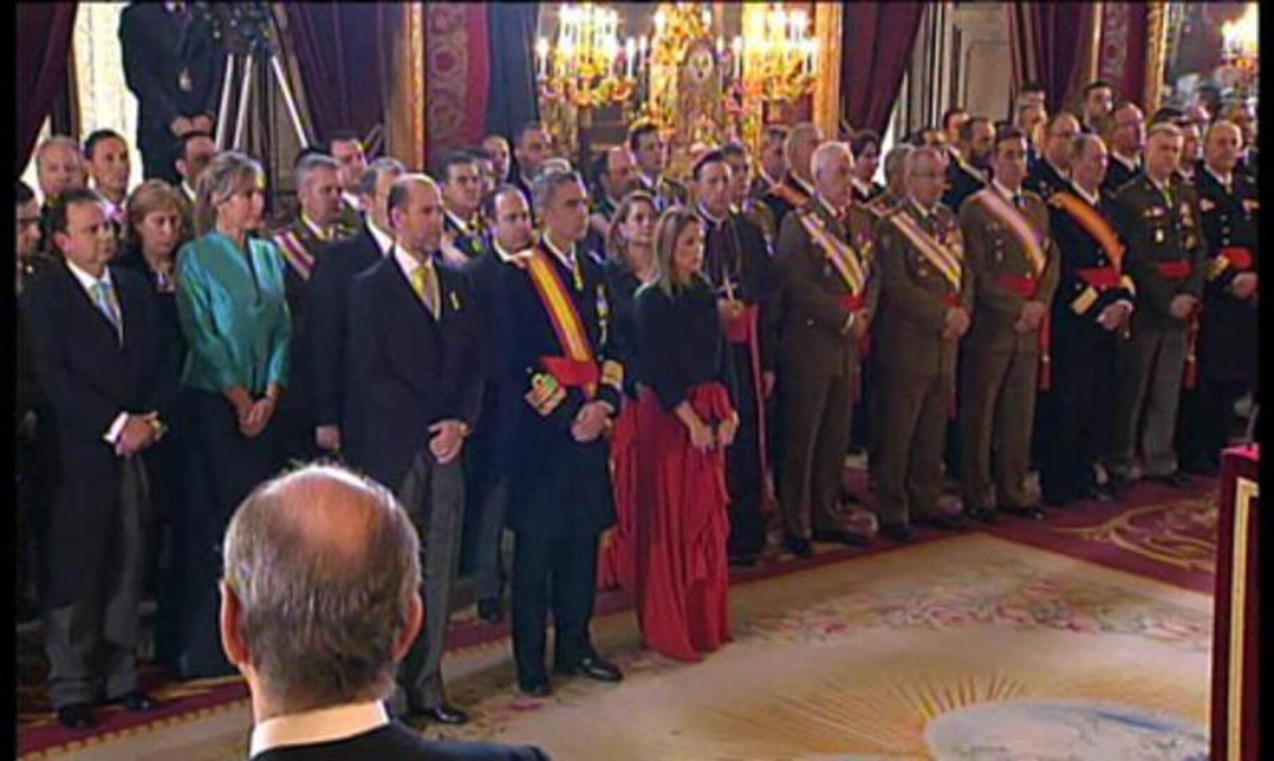 El Rey pide a los militares que expriman sus recursos ante la crisis