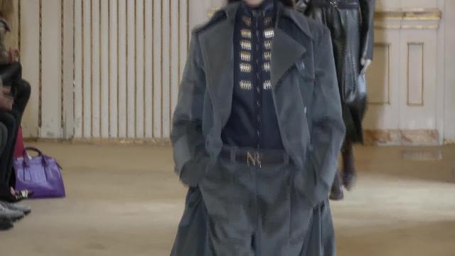 Nina Ricci apuesta por la feminidad en París