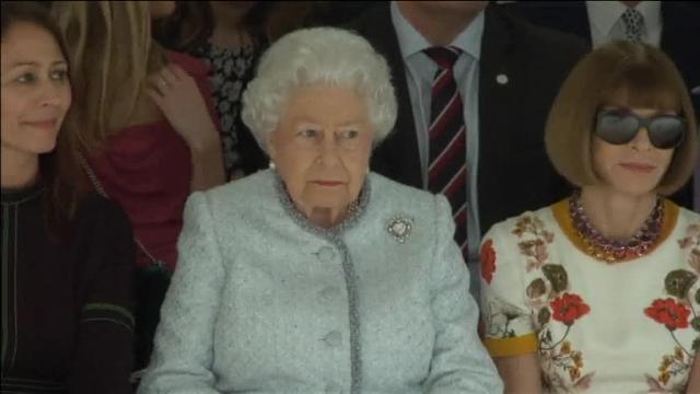 Isabel II asiste al desfile de cierre de la Semana de la Moda de Londres