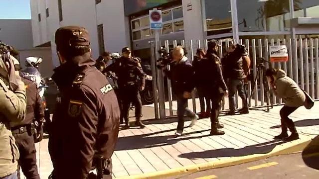 Imagen del detenido durante el registro del concesionario en el que se registró el crimen