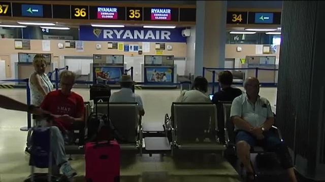 La huelga de tripulantes de cabina de Ryanair cancela hoy 64 vuelos en toda España