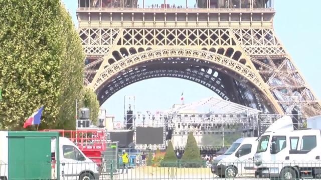 Captura del vídeo con el cierre en la Torre Eiffel