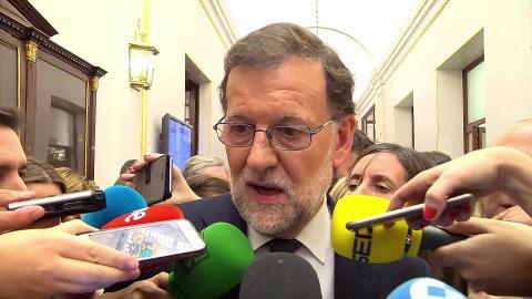Rajoy, su mujer Viri Fernández y Saénz de Santamaría en el balcón de Génova las elecciones de diciembre de 2015