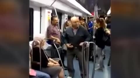 Una pareja de ancianos anima el viaje en metro en Barcelona