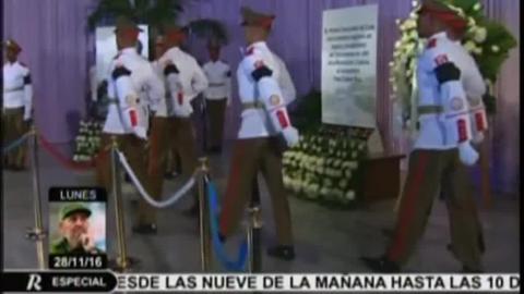 Miles de personas hacen fila para rendir homenaje póstumo al fallecido líder cubano Fidel Castro