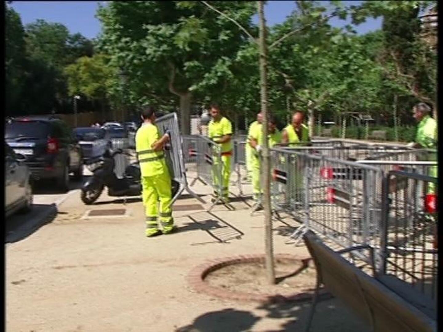 Los «indignados» se agolpan ante las puertas de un parque de la Ciutadella blindado