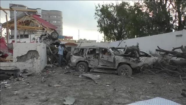 Se eleva a 45 la cifra de muertos en un doble atentado con coche bomba en Mogadiscio