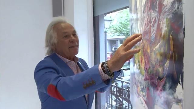 Sebastián Palomo Linares pasea el rabo que cortó en Las Ventas en 1972