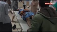 El dramático vídeo de un niño yemení que se niega a dejar el cadáver de su padre