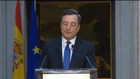 Saludo entre Mario Draghi y Mariano Rajoy en Madrid