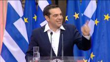 Tsipras cumple su promesa y se pone corbata tras un acuerdo histórico con el Eurogrupo