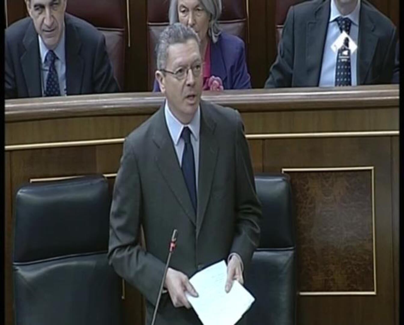 Gallardón: «¿Y si solo una mujer no pudiera ejercer su derecho a la maternidad, no habría que protegerla?»