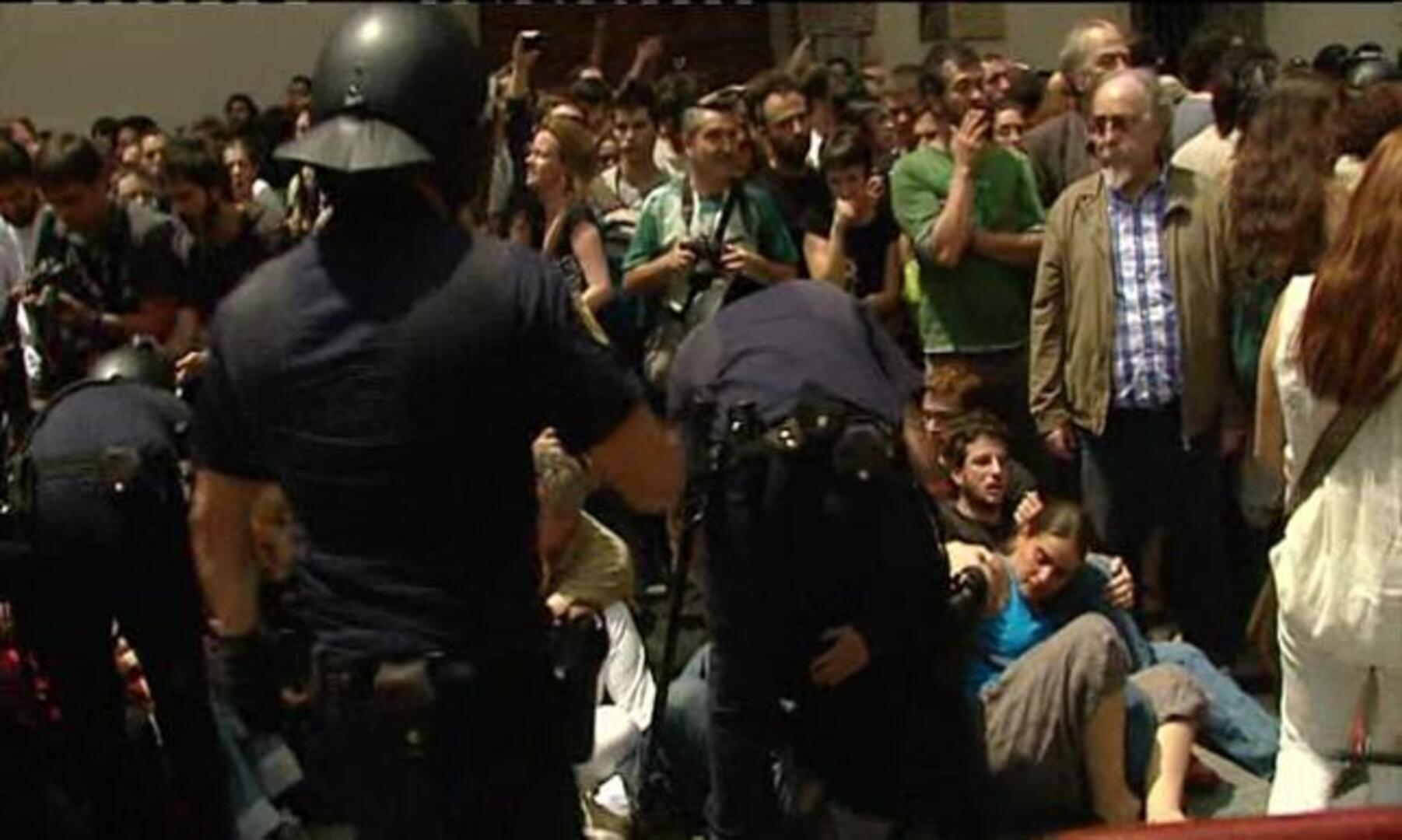 Los antidisturbios intervienen contra los «indignados» en el Ayuntamiento de Madrid